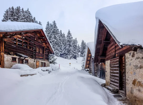 Geïsoleerde Zomerchalet Dorpen Hoog Zwitserse Alpen Bedekt Met Verse Poedersneeuw Stockfoto