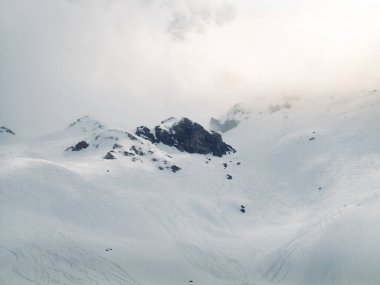 Sabahın erken saatlerinde Lenzerheide 'deki kar yamaçlarında taze izler.