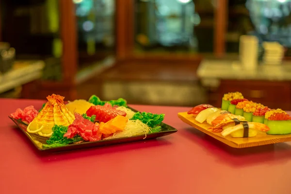 カラフルでおいしい寿司ロールと日本のレストランでの刺身 — ストック写真