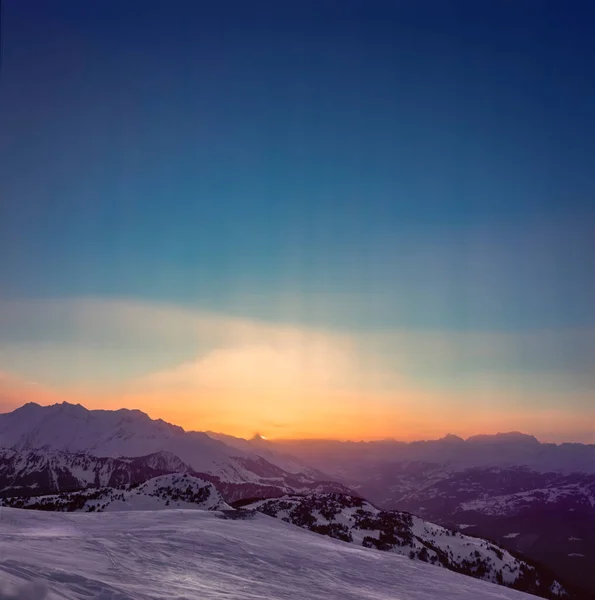 Der Sonnenuntergang Winter Bei Sturm Und Schneeverwehung Auf Einem Gipfel — Stockfoto