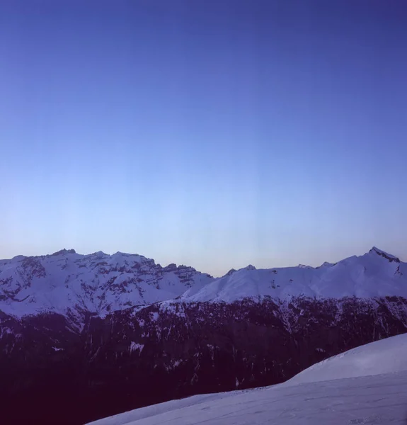 Der Sonnenuntergang Winter Bei Sturm Und Schneeverwehung Auf Einem Gipfel — Stockfoto