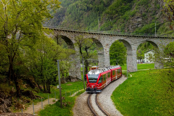 Trem Vermelho Ponte Viaduto Circular Perto Brusio Nos Alpes Suíços — Fotografia de Stock