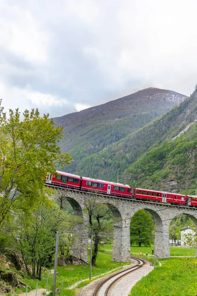 Trem Vermelho Ponte Viaduto Circular Perto Brusio Nos Alpes Suíços — Fotografia de Stock