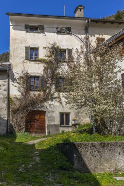 Baharda İsviçre 'nin Poschiavo kentindeki Alp köyündeki eski evlerin manzarası