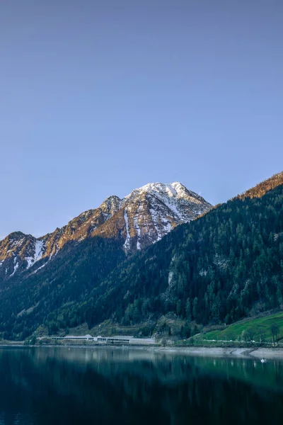 瑞士波西阿沃湖清澈的湖景 — 图库照片