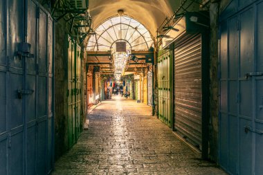 Kudüs 'teki eski şehir pazarında Coronavirus kilitlenmesi için turist bulunmayan dükkanlar kapatıldı.