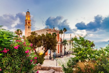 Sabahın erken saatlerinde Jaffa 'daki Aziz Peter Katolik Kilisesi manzarası