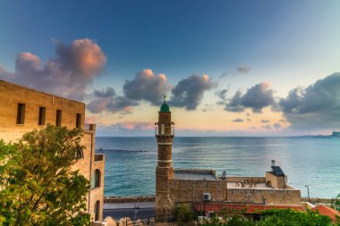 İsrail 'in eski Jaffa kasabasındaki Deniz Camii' nin renkli bir gündoğumu manzarası