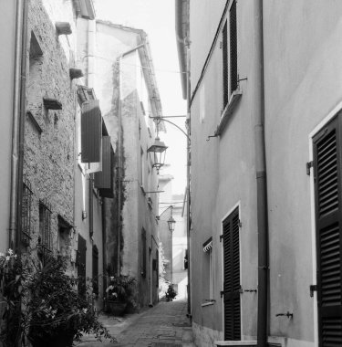 Ligurian kıyısındaki eski bir köy olan Monte Marcello 'nun dar ortaçağ yolları analog film tekniğiyle çekilir.
