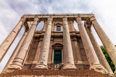 Roma 'da bir Roma tapınağı Sütunları ve merdivenleriyle