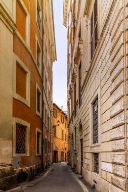 Roma 'da harap olmuş sarayları olan eski bir patika.