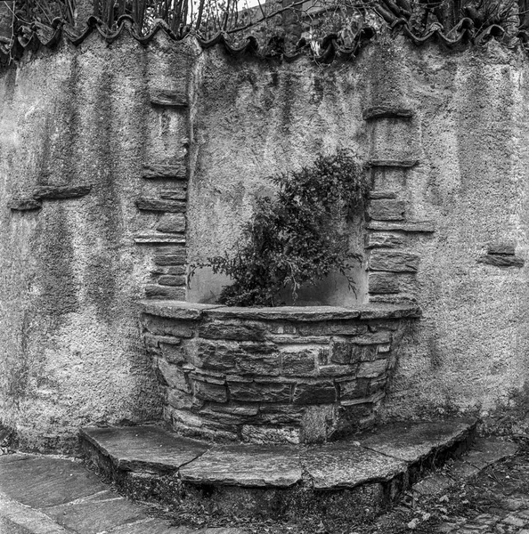 Ein Alter Steinbrunnen Einer Mauer Der Stadt Bulach Der Schweiz — Stockfoto