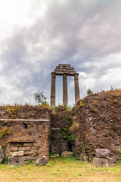 Roman Temple Rome Its Columns Stairs — Stock Photo, Image