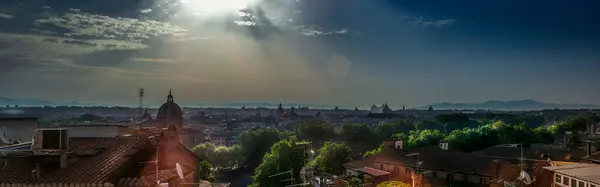 Sol Nascendo Nos Telhados Roma Itália Verão — Fotografia de Stock