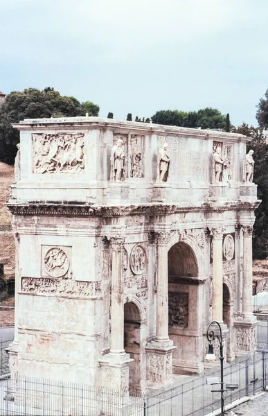 ローマのコンスタンティンのアーチの眺めは アナログフィルム技術で撮影しました — ストック写真