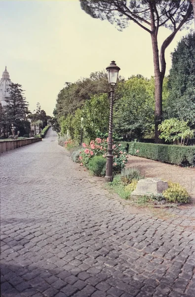 Una Farola Camino Jardín Roma Rodada Con Técnica Película Analógica —  Fotos de Stock