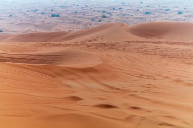 Güneş, el değmemiş ve el değmemiş Dubai yakınlarındaki çölde yükseliyor.