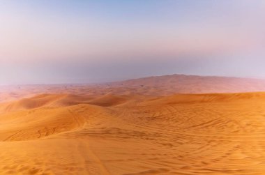 Güneş, el değmemiş ve el değmemiş Dubai yakınlarındaki çölde yükseliyor.