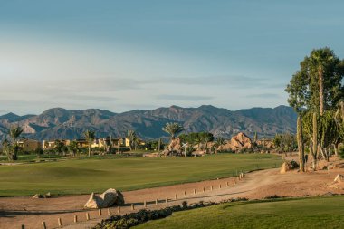 Geniş bir çöl golf sahası dramatik dağ manzarası ve kaktüs peyzajı olan İspanya.