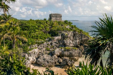 Tulum 'daki Rüzgâr Tapınağı' nın muhteşem manzarası. Denize bakan el değmemiş sahil ve deniz manzaralı..