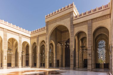 Bahreyn 'deki El Fetih Büyük Camii' nin Güneş Işıklı Kemerleri ve Dekoratif İslami Kaligrafi.