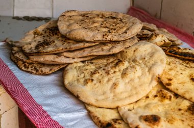 Geleneksel Bahreyn yassı ekmeği Muharraq 'ta geleneksel kil fırınında pişiriliyor..