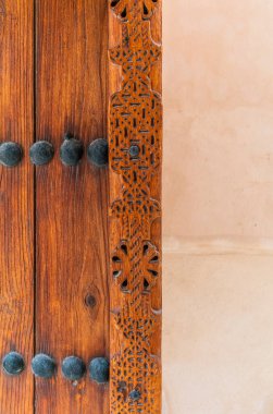 Bahreyn 'deki Muharraq şehrinde ahşap kapılar, tüccar evleri ve dar sokaklar..