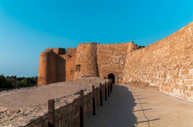 Bahreyn kalesinin kemerleri, koridorları ve kuleleri (