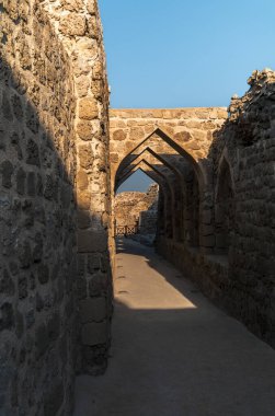 Bahreyn kalesinin kemerleri, koridorları ve kuleleri (