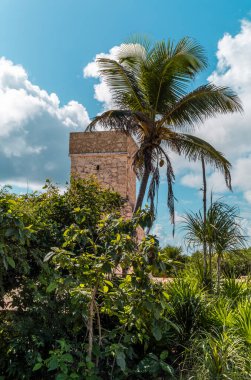 Tulum Meksika 'da Karayip Denizi' ne bakan giriş kapısı olan tarihi taş deniz feneri..