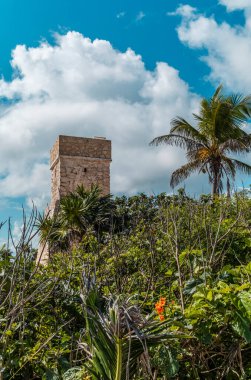 Tulum Meksika 'da Karayip Denizi' ne bakan giriş kapısı olan tarihi taş deniz feneri..