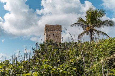 Tulum Meksika 'da Karayip Denizi' ne bakan giriş kapısı olan tarihi taş deniz feneri..