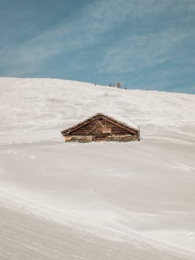 Verbier 'deki Karlı yamaçta tek başına duran Tahta Dağ Çadırı.