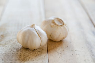Sarımsak rustik masada