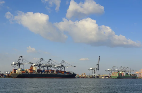 Güverte kargo gemisi konteyner nakliye ile yığılmış