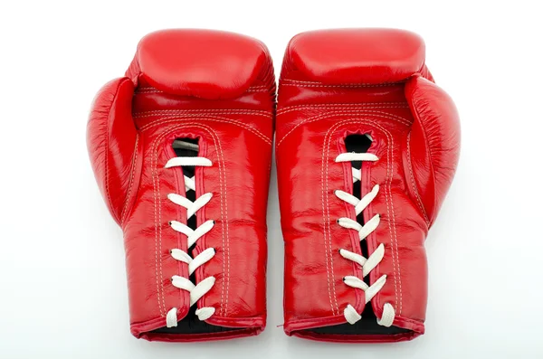 Rode bokshandschoenen op witte achtergrond, geïsoleerd — Stockfoto