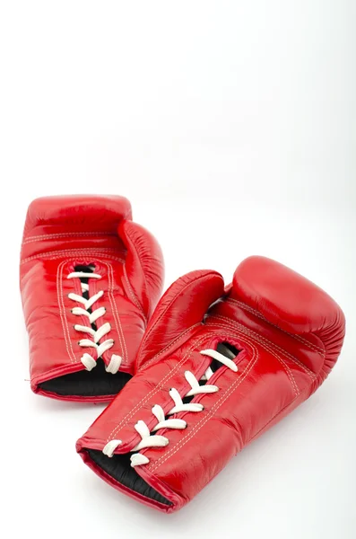 Luvas de boxe vermelhas isoladas em branco — Fotografia de Stock