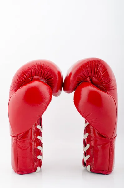 分离与白色背景的红色拳击手套 — 图库照片