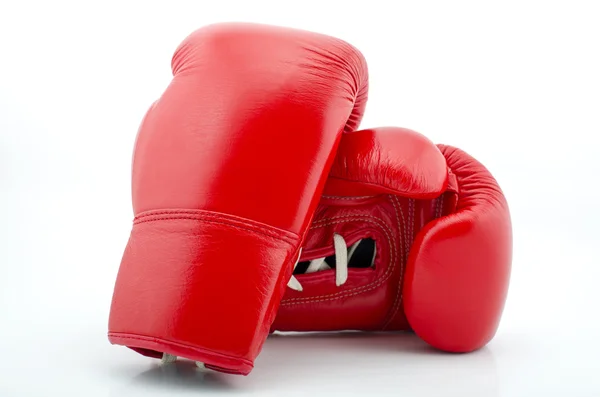 Guantes de boxeo rojos aislados en blanco —  Fotos de Stock