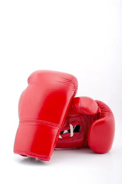Mănuși de box roșii izolate pe alb — Fotografie, imagine de stoc