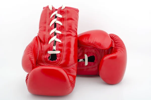 Боксерские перчатки изолированы на белом — стоковое фото
