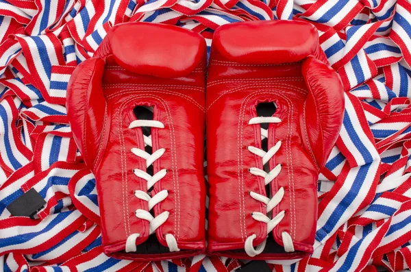 Luvas de boxe vermelho — Fotografia de Stock