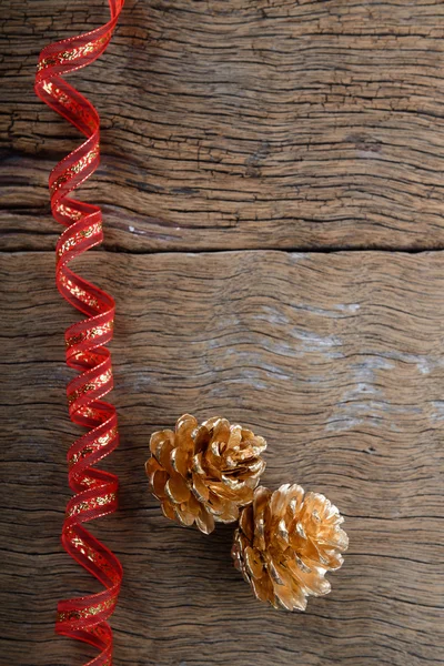 Noel altın çam kozalakları arka plan