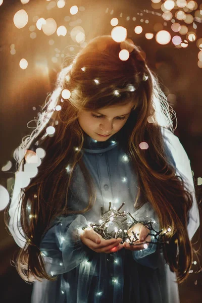 Güzel kız ve Noel ışıkları. — Stok fotoğraf