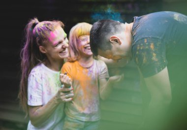 Bir aile Holi renkleriyle çok eğlenir..