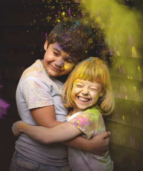 Erkek ve kız Holi renkleriyle eğleniyor.