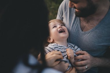 Küçük mutlu çocuk, ailesi dışarıda..