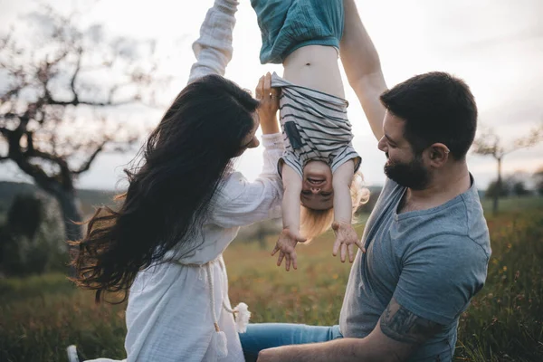 Doğada ailesi olan mutlu bir çocuk..