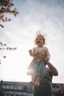 Baba çocuğunu havaya fırlattı..