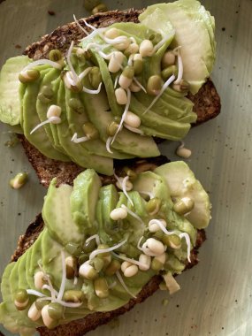 Avokado ve yeşil fasulyeli sandviç..